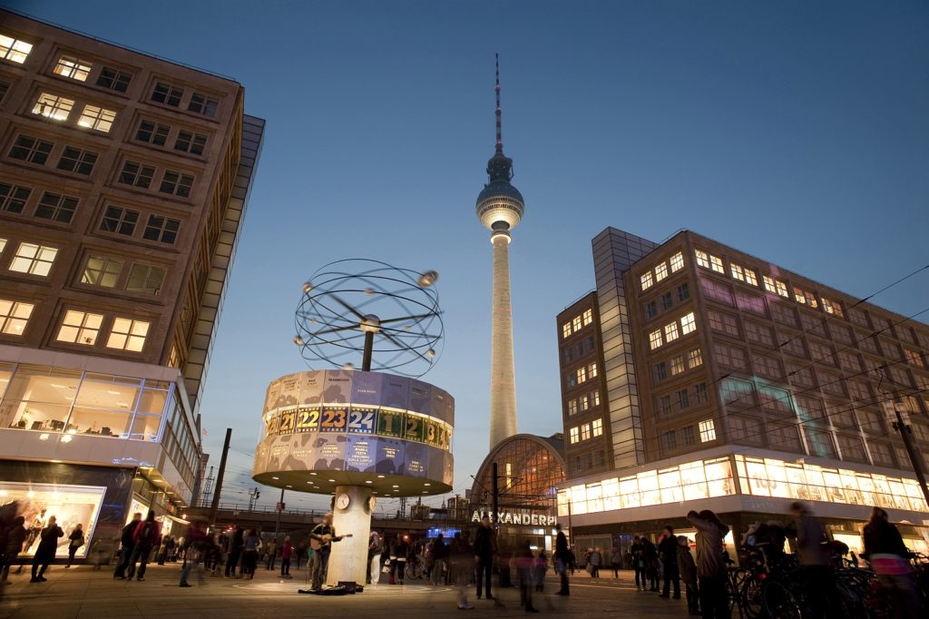 Der Berliner Fernsehturm mit dem Alexanderplatz und der Weltzeituhr im Vordergrund ist eine der meistbesuchten Sehenswürdigkeiten in Berlin. Foto stockarch / Deposit