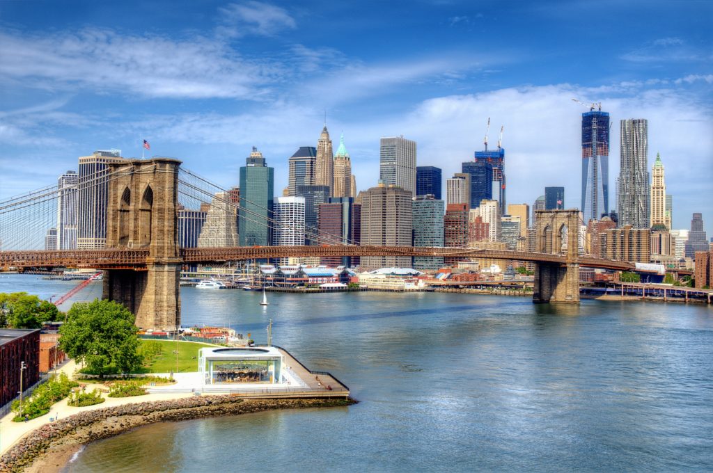 Die Brooklyn Bridge vor der Skyline von New York. Foto sepavone / Deposit