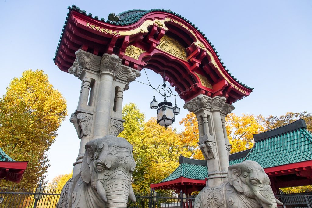 Ein berühmtes Wahrzeichen im Berliner Zoo, das Elefanten Tor. Foto © 2019 Zoo Berlin