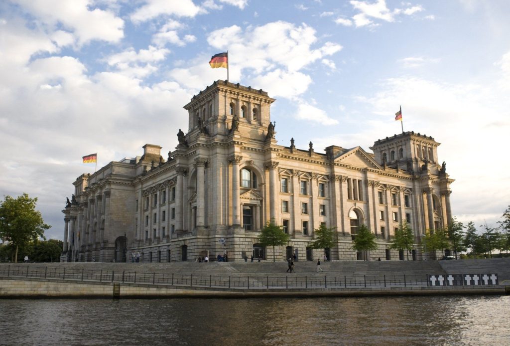 Blick vom Spreeufer auf das Reichstagsgebäude. Foto ©Deutscher Bundestag / Simone M. Neumann