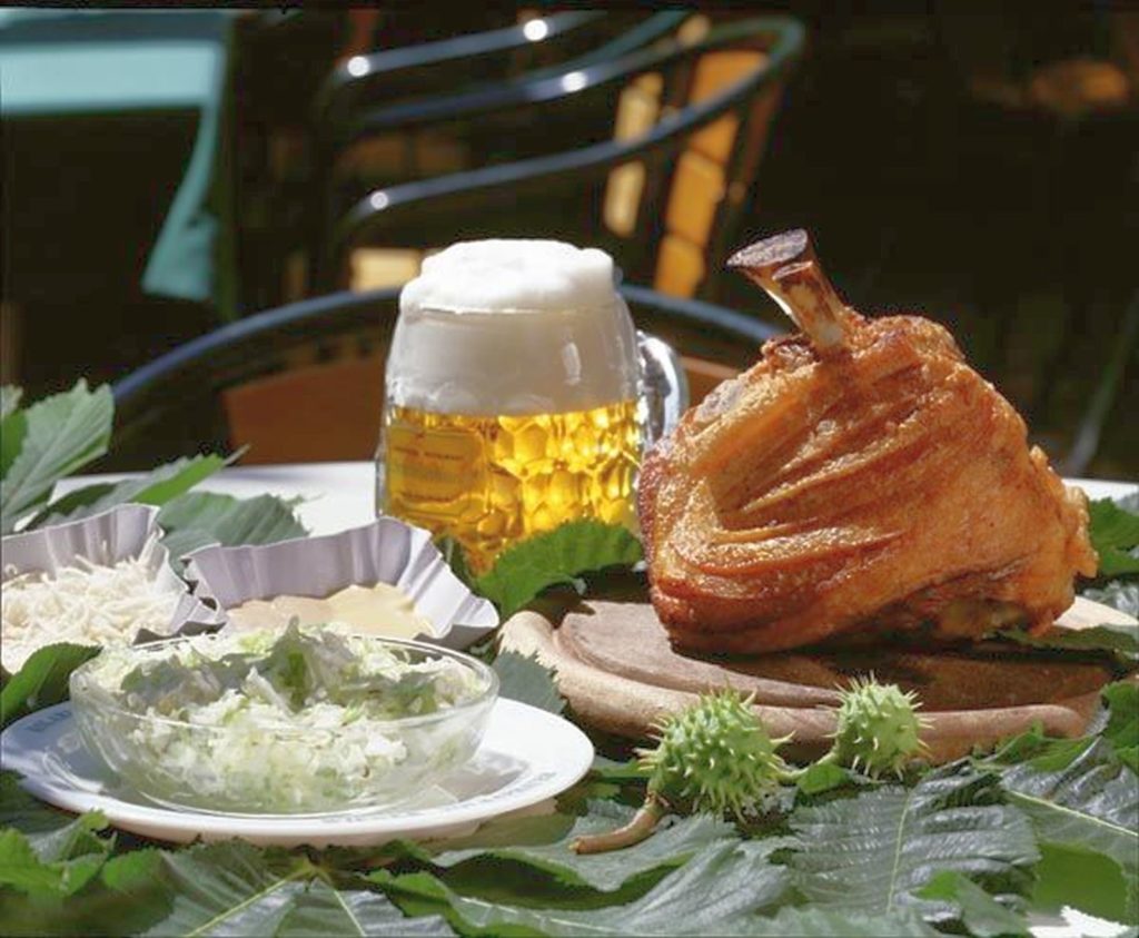 Was für ein kulinarisches Gedicht. Eine frisch gebackene Stelze mit einem leckeren Bier im Schweizerhaus im Prater genießen. Foto Schweizerhaus / Karl Kolarik