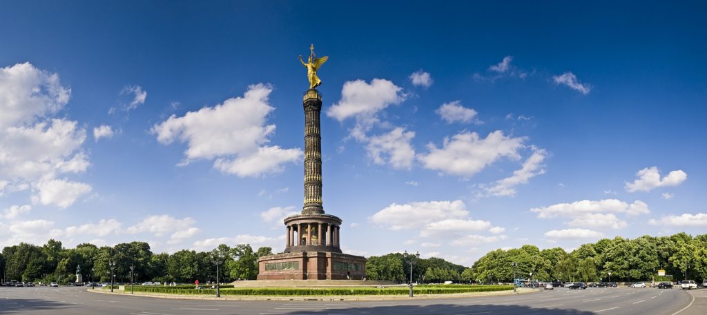 Sie ist eines der bedeutenden Nationaldenkmäler Deutschlands, die Siegessäule mit der Siegesgöttin Victoria
auf dem Großen Stern in Berlin. Foto travelwitness / Deposit