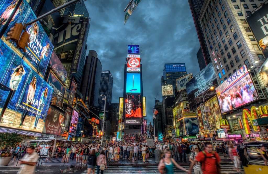 Blick auf den Times Square mit seinen berühmten Werbetafel. Foto paulcowell / Deposit