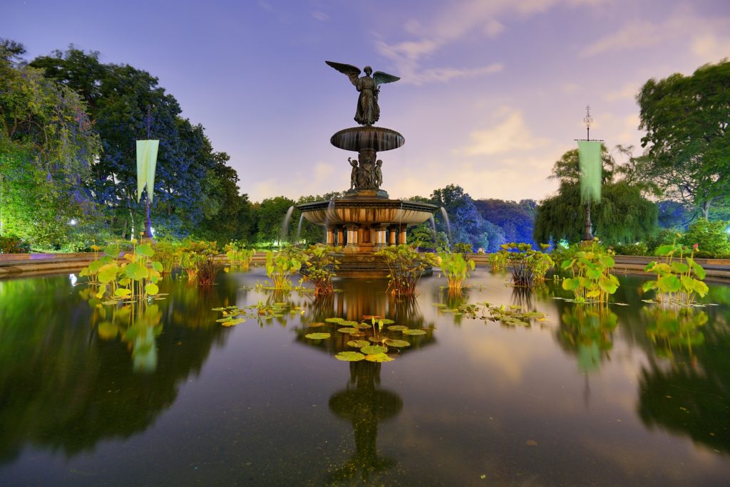 Bethesda Brunnen mit Skulptur Angel of the Water an den Bethesda Terrassen im Central Park. Foto sepavone / Deposit