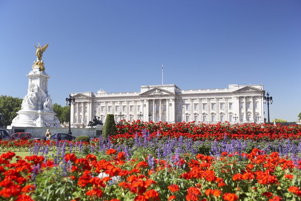 Blick auf den Buckingham Palace mit dem blühenden The Queen's Garden im Vordergrund. Foto monkeybusiness / Deposit