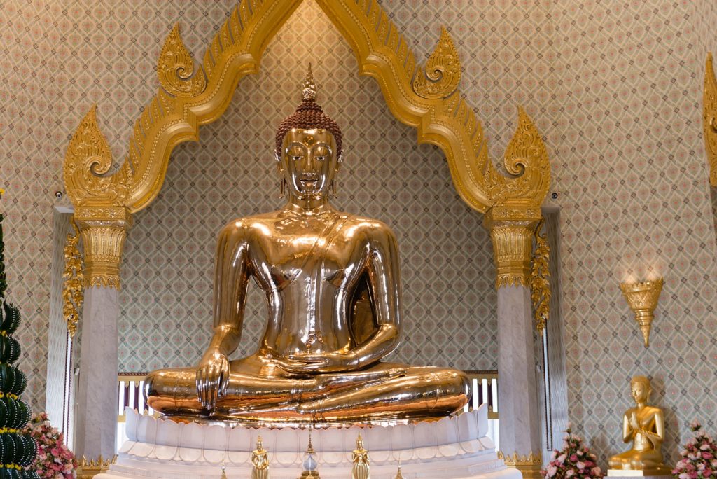 Blick auf den Goldenen Buddha in der Tempelanlage Wat Traimit. Foto Iryna_Rasko / Deposit
