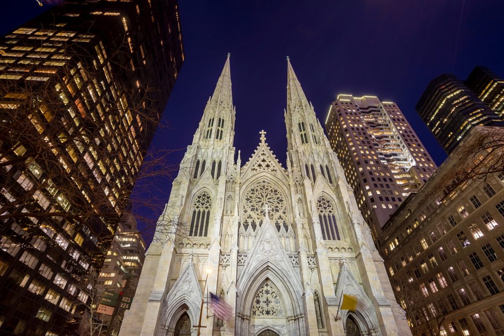 Ein nächtlicher Blick auf die St. Patrick's Cathedral in New York. Foto f11photo / Deposit