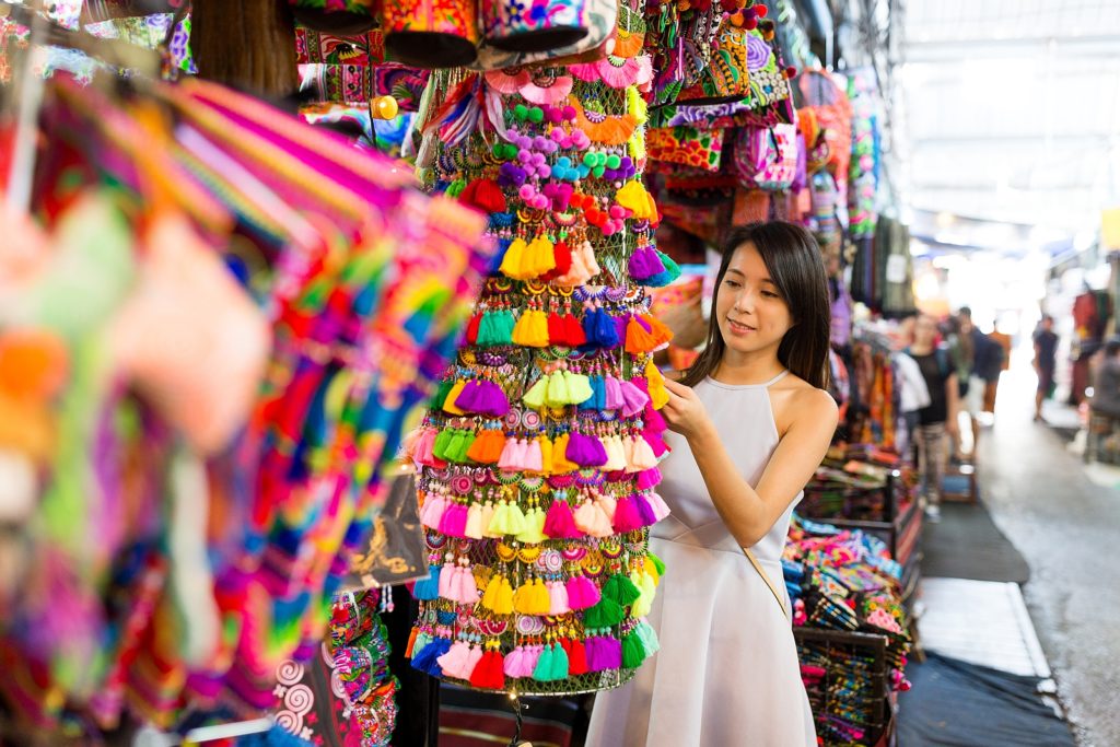 Shopping und bummeln auf dem größten Markt in Thailand, dem Chatuchak-Markt in Bangkok. Foto leungchopan / Deposit