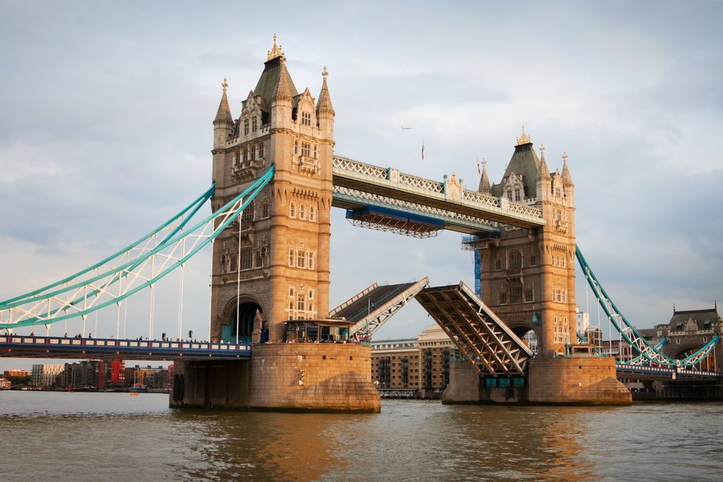 Die Tower Bridge in London mit hochgezogenen Baskülen. Foto rihardzz / Deposit
