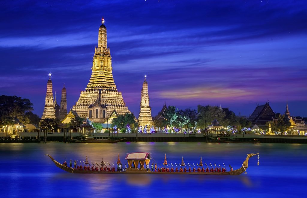 Eine der besonderen und berührenden Sehenswürdigkeiten in Bangkok. Abendstimmung am Wat Arun. Foto anekoho / Deposit