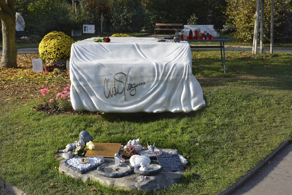 Das Grab des berühmten Künstlers Udo Jürgens auf dem Zentralfriedhof in Wien. Foto fotofritz / Deposit